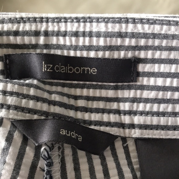 π 10/$10 π LIZ CLAIBORNE Capri Seersucker Pant, Gray & White Size 8 - Picture 13 of 16